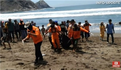 印尼23人在海滩突遭巨浪捲走11死