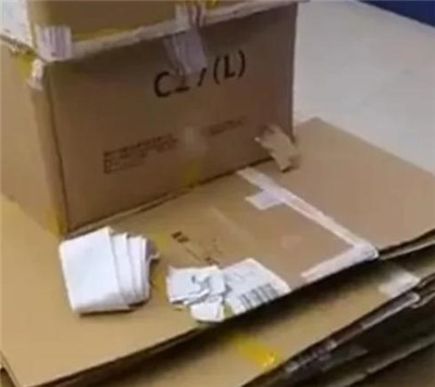 顾客购物30万商家赠纸盒被保安索回：保安系外包，已派专人处理图2