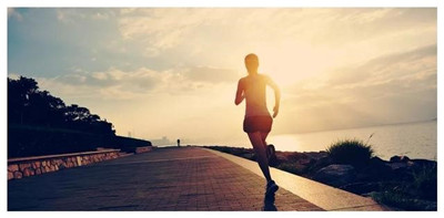说到瘦身减肥运动，跑步当仁不让，晨跑以及夜跑，哪个效果更好？图2