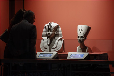 西班牙马德里古埃及展览会 人们安静地欣赏当时的文明