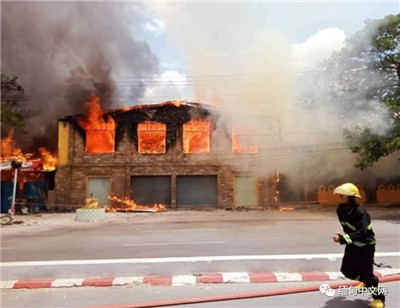 缅甸曼德勒著名的“走秀啤酒店”发生火灾，现场火光冲天，浓烟滚滚图1