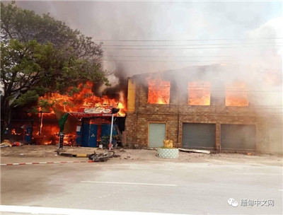 缅甸曼德勒著名的“走秀啤酒店”发生火灾，现场火光冲天，浓烟滚滚图2