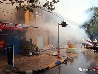 缅甸曼德勒著名的“走秀啤酒店”发生火灾，现场火光冲天，浓烟滚滚图3