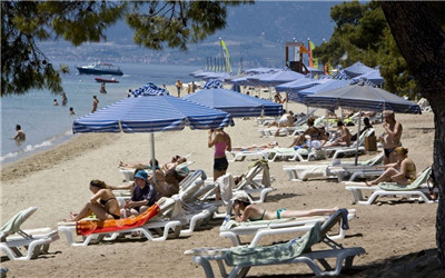 希腊过半数民众说今年不去度假，但希腊旅游收入仍有望打破纪录
