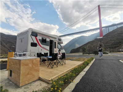 甘孜泸定G318川藏旅游房车营地项目投入使用 由成都蒲江对口援建
