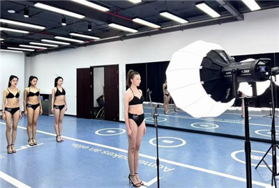 四川电影电视学院：模特艺考生在2023高等院校服装表演专业图3