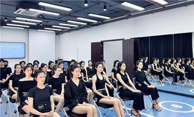 四川电影电视学院：模特艺考生在2023高等院校服装表演专业