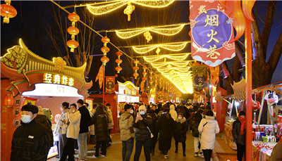 秦皇岛冬季旅游市场人气旺 白天嬉雪赏美景 夜晚观灯看演出