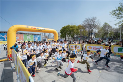 2023武汉马拉松举行亲子趣味跑 200组家庭欢乐开跑图2