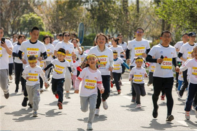 2023武汉马拉松举行亲子趣味跑 200组家庭欢乐开跑图3