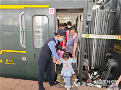 今年新疆铁路运送旅客同比增三成