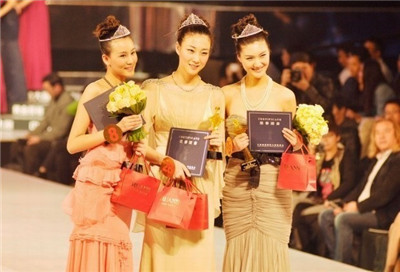 参加中国超级模特大赛·直推亚欧时装周设计师大秀 