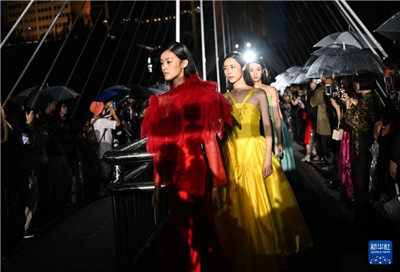 国际时装品牌首次亮相中国 “型走”亮马河图2