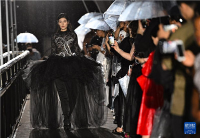 国际时装品牌首次亮相中国 “型走”亮马河图3