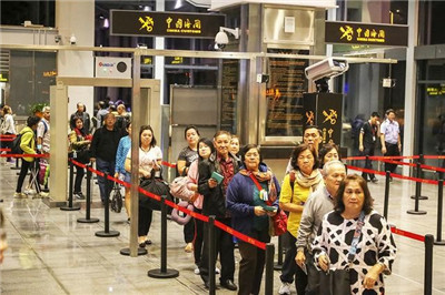 重庆迎来首个印尼入境包机旅游团