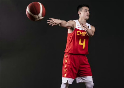热身赛：中国男篮18分逆转大胜单外援同曦 王哲林16分全队4人上双图3