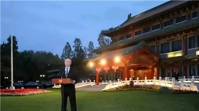 结束访华前，普京决定在中国开记者会，站在空旷草坪，没任何遮挡图1