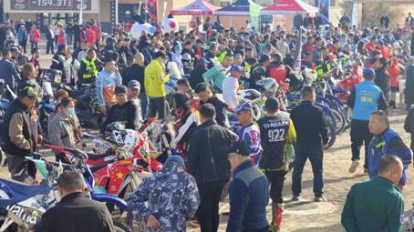 新疆吐鲁番第十二届环艾丁湖摩托车拉力赛开幕式图3