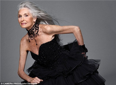 95岁英国模特透露保持青春秘诀
