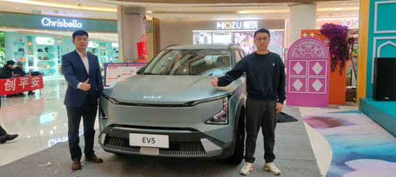 定位百变生活智舱 起亚EV5标准续航版新疆上市 售价14.98万元起