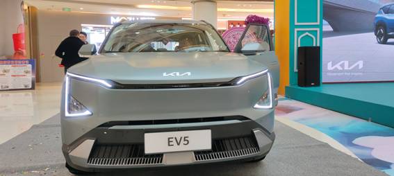 定位百变生活智舱 起亚EV5标准续航版新疆上市 售价14.98万元起
