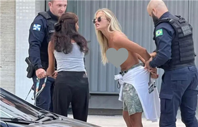 巴西女模特赤膊遛狗，遭逮捕或入狱1年，抨击被差别对待引发争议图2