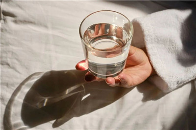医生点名3类人睡前喝水，降低夜间心血管病风险图1