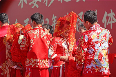 江西东乡：国风集体婚礼 倡导婚嫁新风