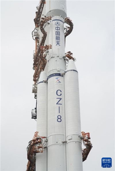 鹊桥二号中继星任务星箭组合体垂直转运至发射区图2