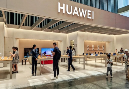 科技生活美学新地标！华为臻选店首登乌鲁木齐，打造边城尊享体验空间